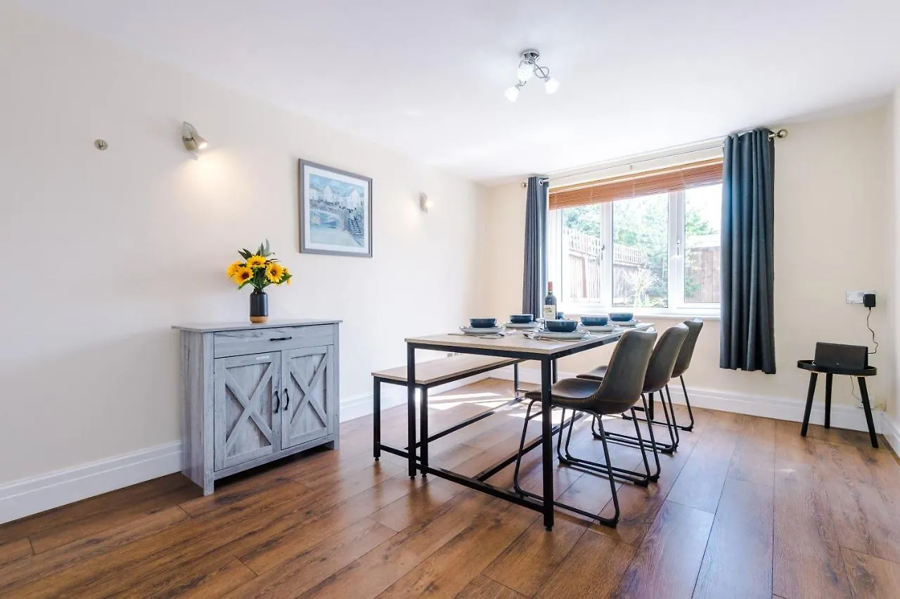 Charming 3-Bed Cottage In Chester, Ideal For Families & Workers, Free Parking - Sleeps 7 0*, Chester