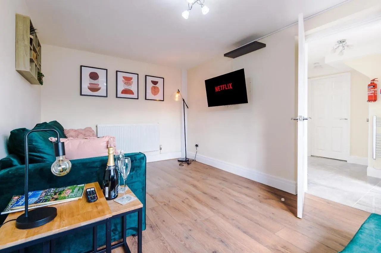 Charming 3-Bed Cottage In Chester, Ideal For Families & Workers, Free Parking - Sleeps 7 Apartment