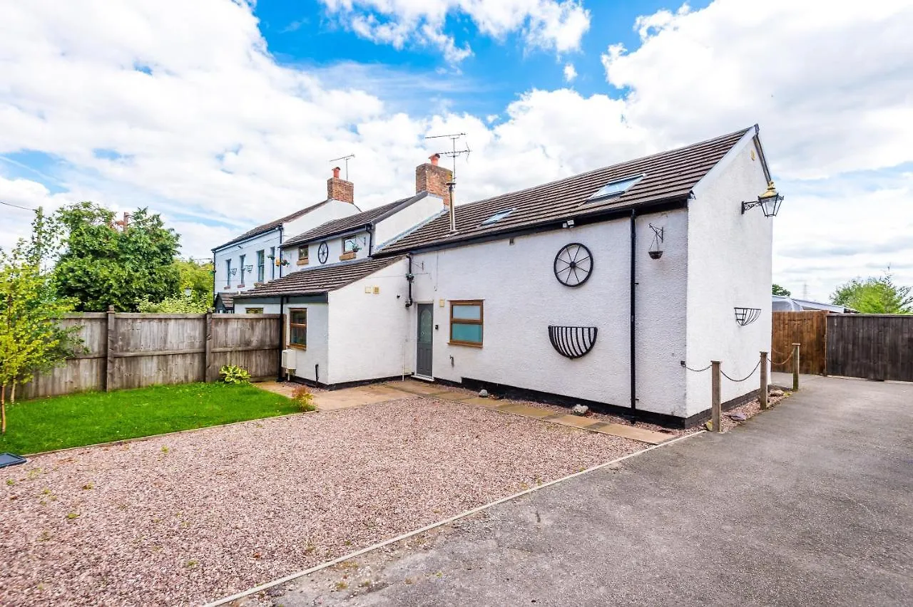 Charming 3-Bed Cottage In Chester, Ideal For Families & Workers, Free Parking - Sleeps 7 Apartment