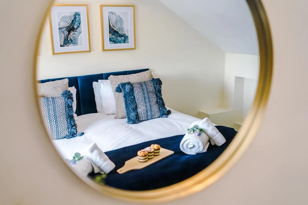 Charming 3-Bed Cottage In Chester, Ideal For Families & Workers, Free Parking - Sleeps 7 Apartment Chester