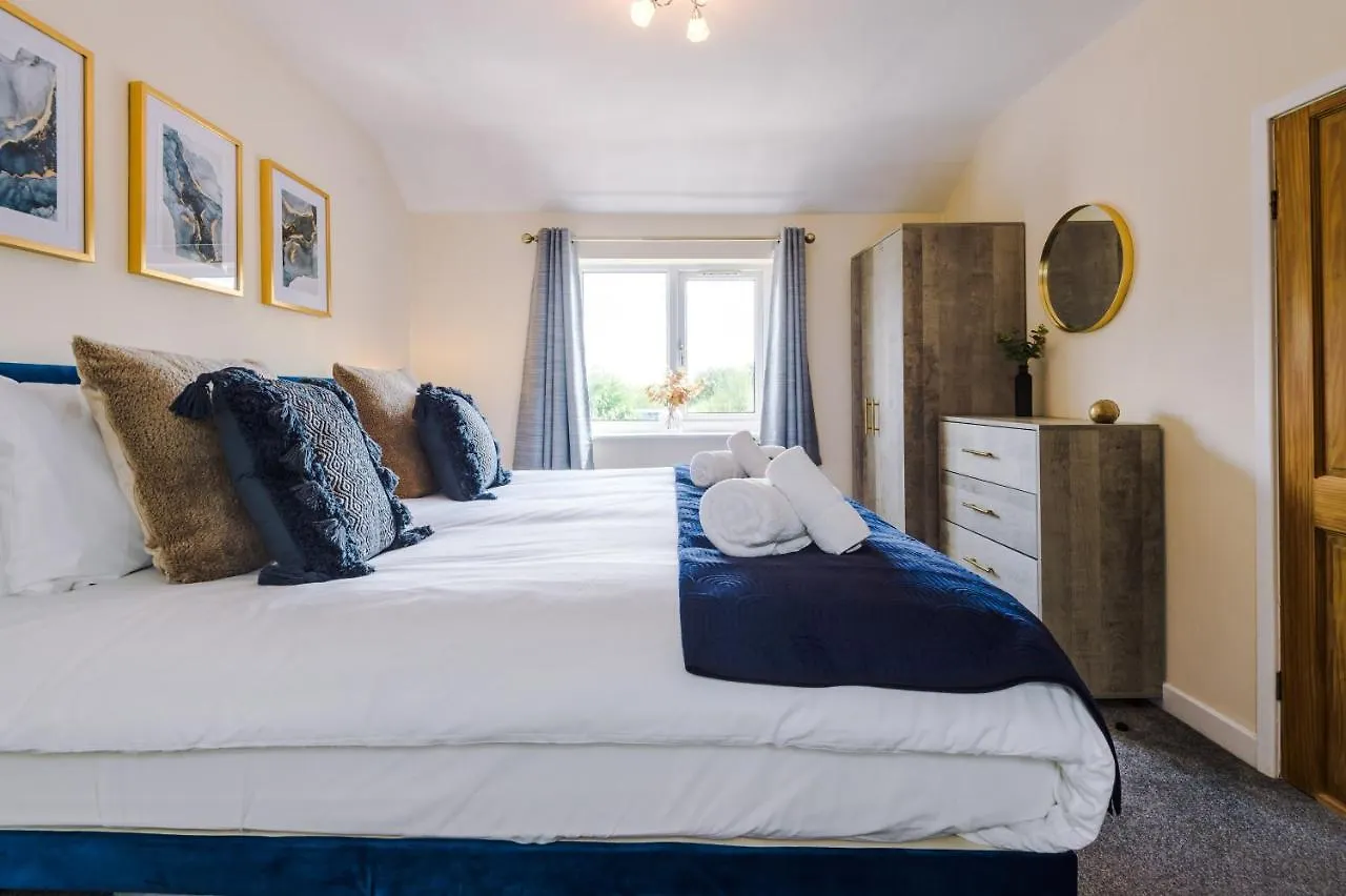 Charming 3-Bed Cottage In Chester, Ideal For Families & Workers, Free Parking - Sleeps 7